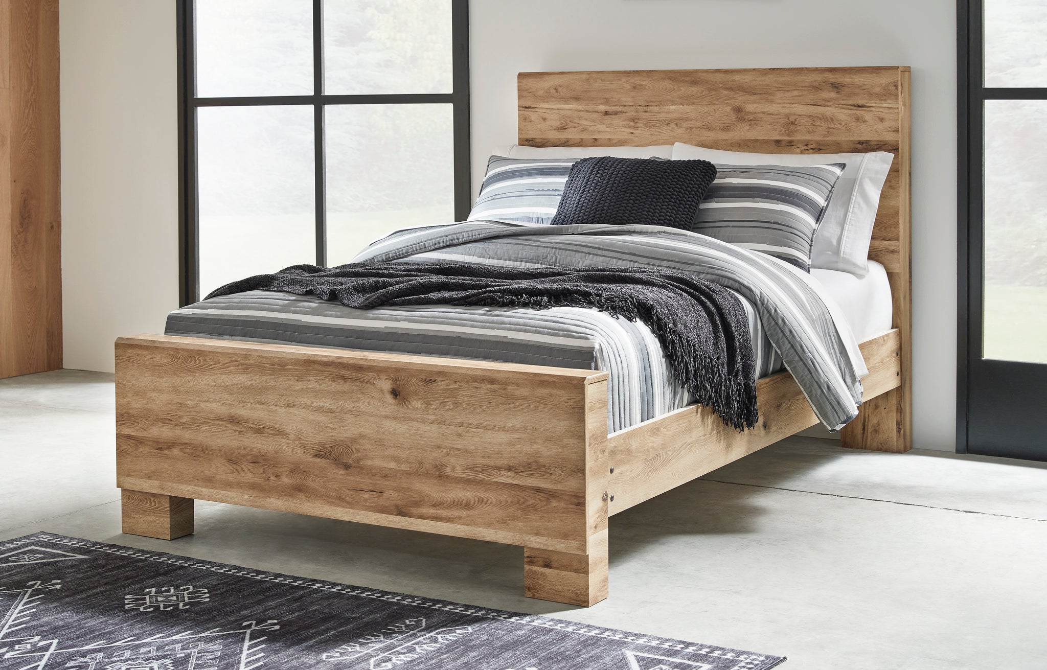 Hyanna Queen Panel Bed
